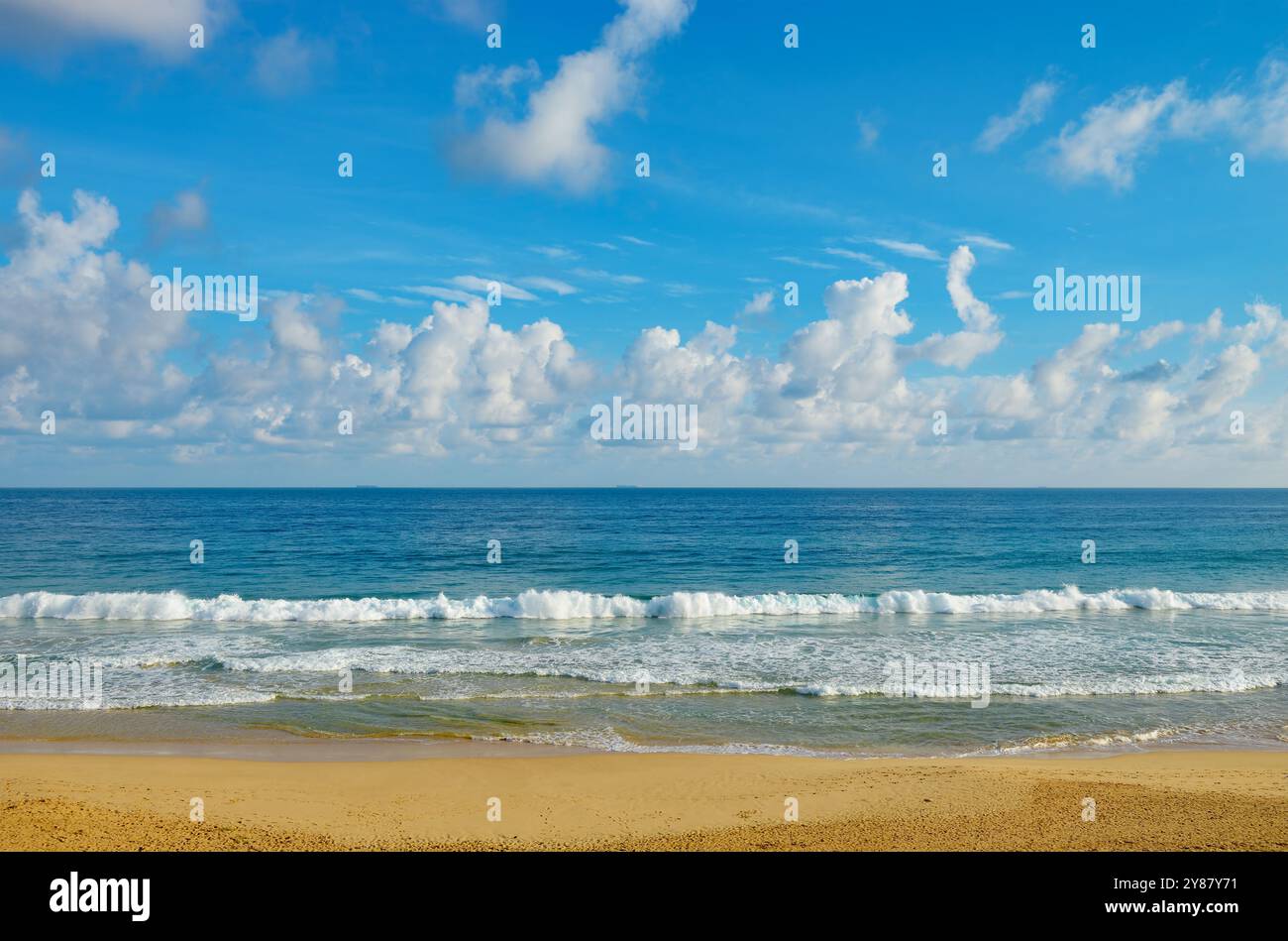 Luminoso paesaggio dell'oceano. Onde di mare e bel cielo con nuvole bianche. Foto Stock