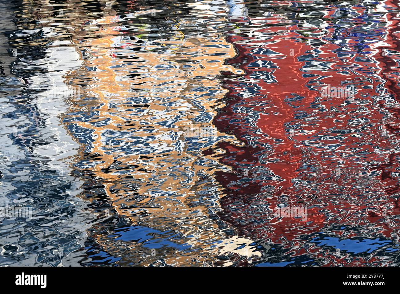 Riflesso di colore sulla superficie dell'acqua, sfondo astratto. Foto Stock