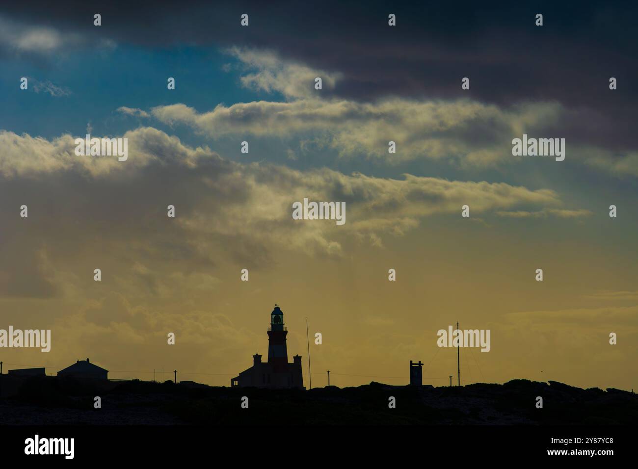 Faro di Capo Agulhas, la punta meridionale geografica dell'Africa e l'inizio della tradizionale linea di divisione tra l'Atlantico e l'India Foto Stock