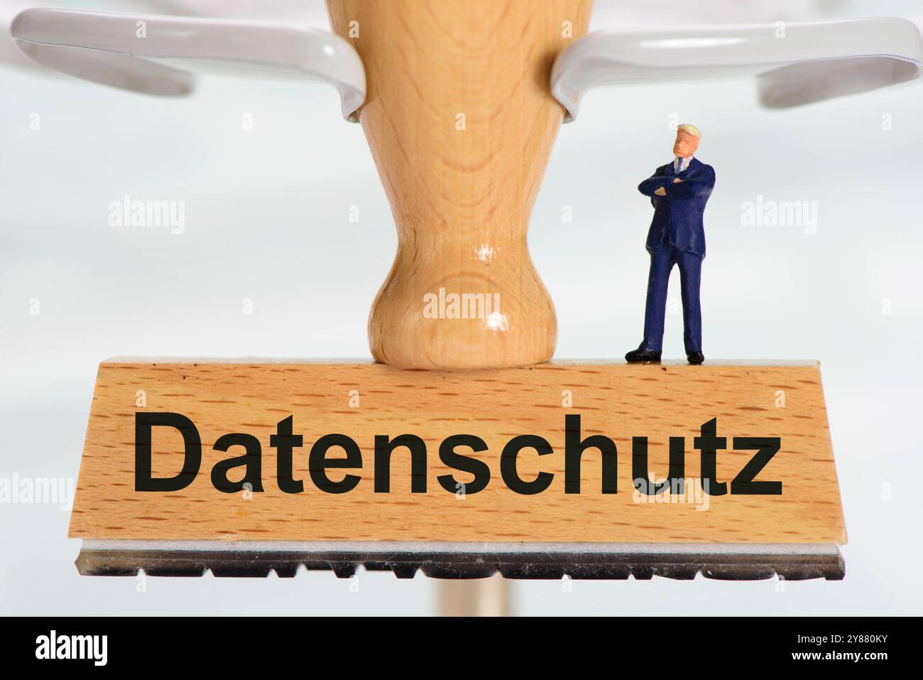 Datenschutz und DSGVO Ein Holzstempel ist beschriftet mit dem Aufdruck: Datenschutz *** protezione dei dati e GDPR Un timbro di legno è etichettato con il WO Foto Stock