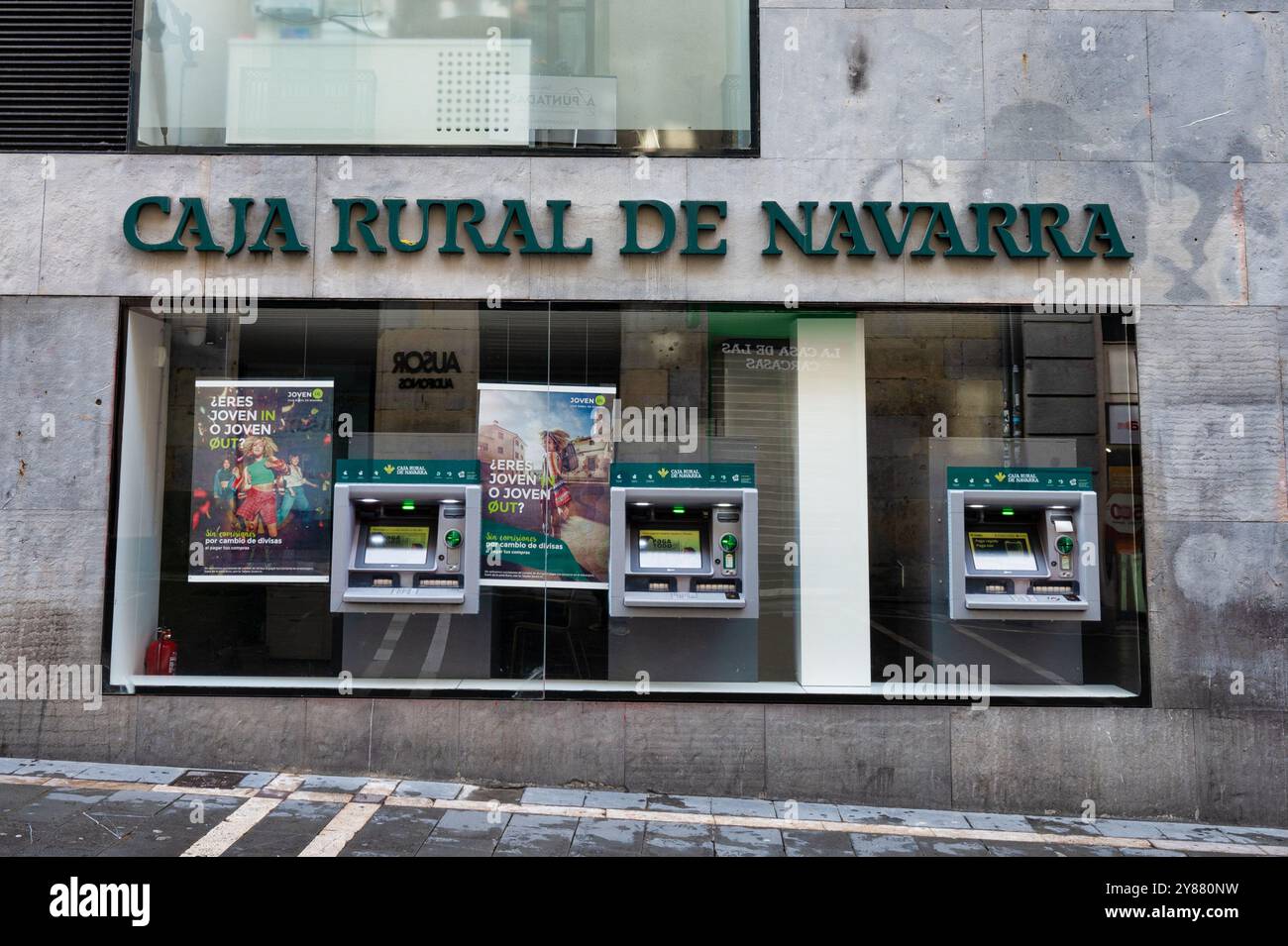 Pamplona, Spagna - 19 maggio 2024: Il fronte della banca Caja Rural De Navarra a Pamplona Foto Stock