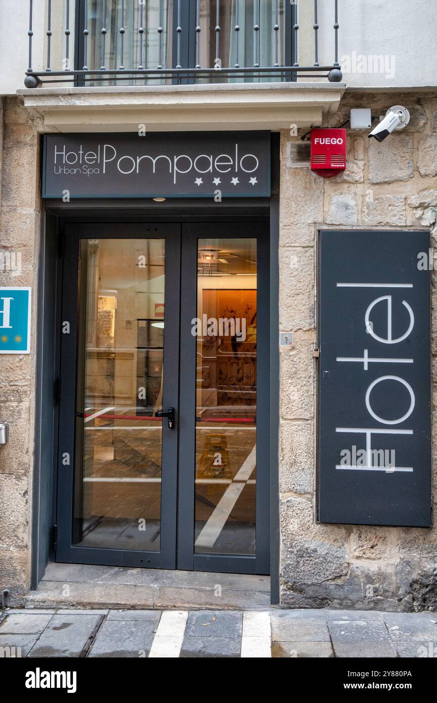 Pamplona, Spagna - 19 maggio 2024: Di fronte all'Hotel Pompaelo a Pamplona Foto Stock
