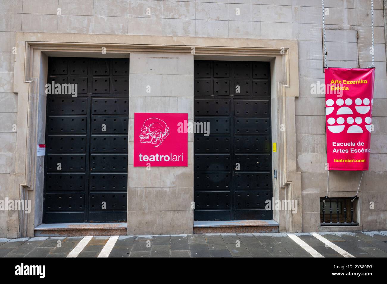 Pamplona, Spagna - 19 maggio 2024: Il fronte della scuola Teatrolari di arti dello spettacolo a Pamplona Foto Stock
