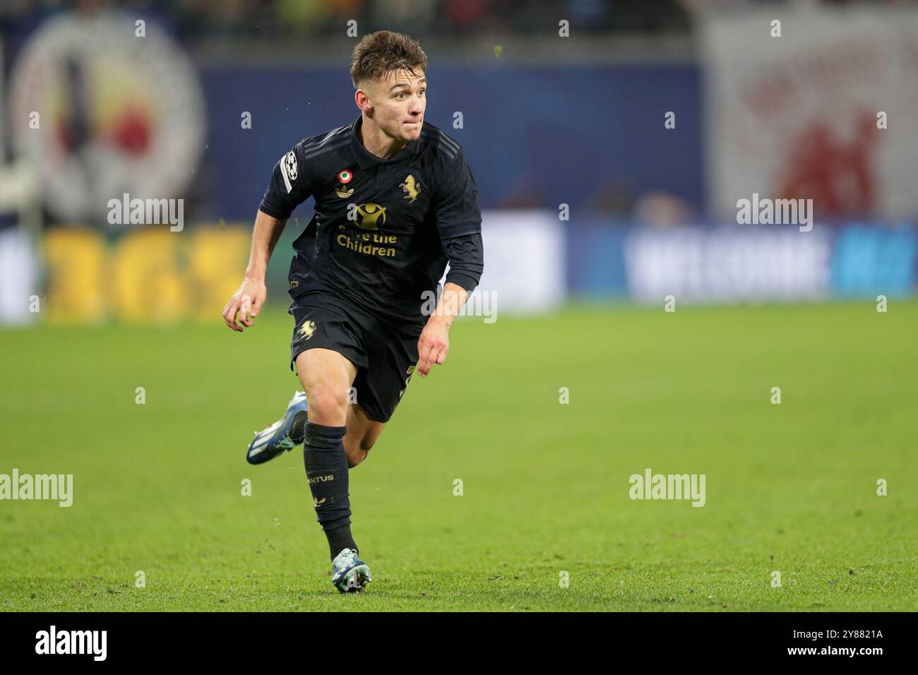 Francisco Conceicao della Juventus visto in azione durante la partita di UEFA Champions League tra RB Lipsia e Juventus alla Red Bull Arena. Punteggio finale; RB Leipzig 2 : 3 Juventus. Foto Stock