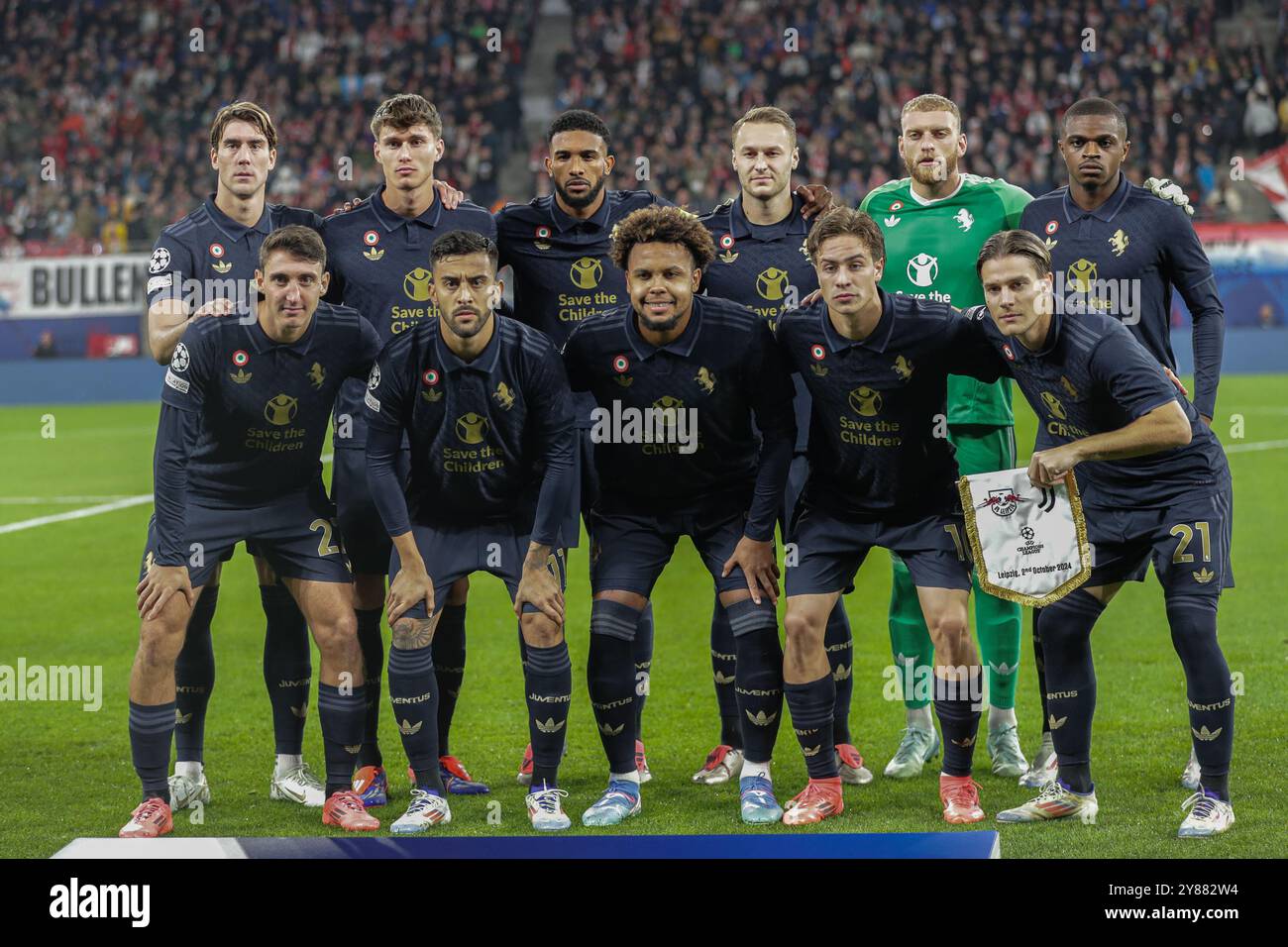 Lipsia, Germania. 2 ottobre 2024. Squadra della Juventus vista in azione durante la partita di UEFA Champions League tra RB Lipsia e Juventus alla Red Bull Arena. Punteggio finale; RB Leipzig 2 : 3 Juventus. (Foto di Grzegorz Wajda/SOPA Images/Sipa USA) credito: SIPA USA/Alamy Live News Foto Stock