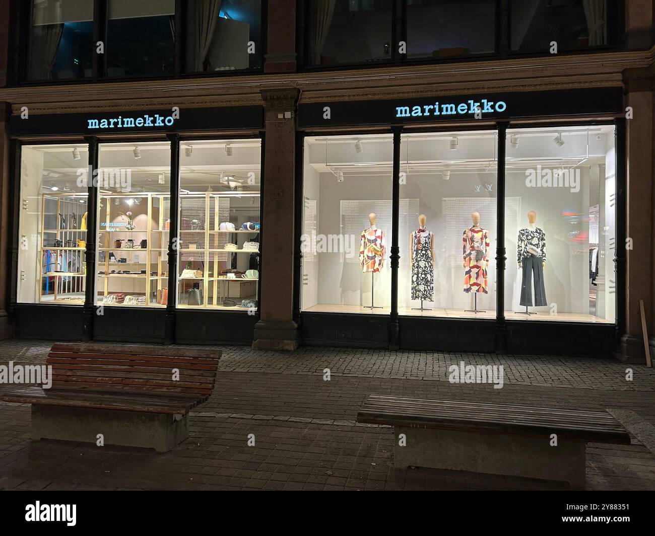 Negozio di abbigliamento Mariemekko a Helsinki, Finlandia. Marimekko è una casa di design famosa in tutto il mondo per le sue stampe e i colori originali. Foto Stock