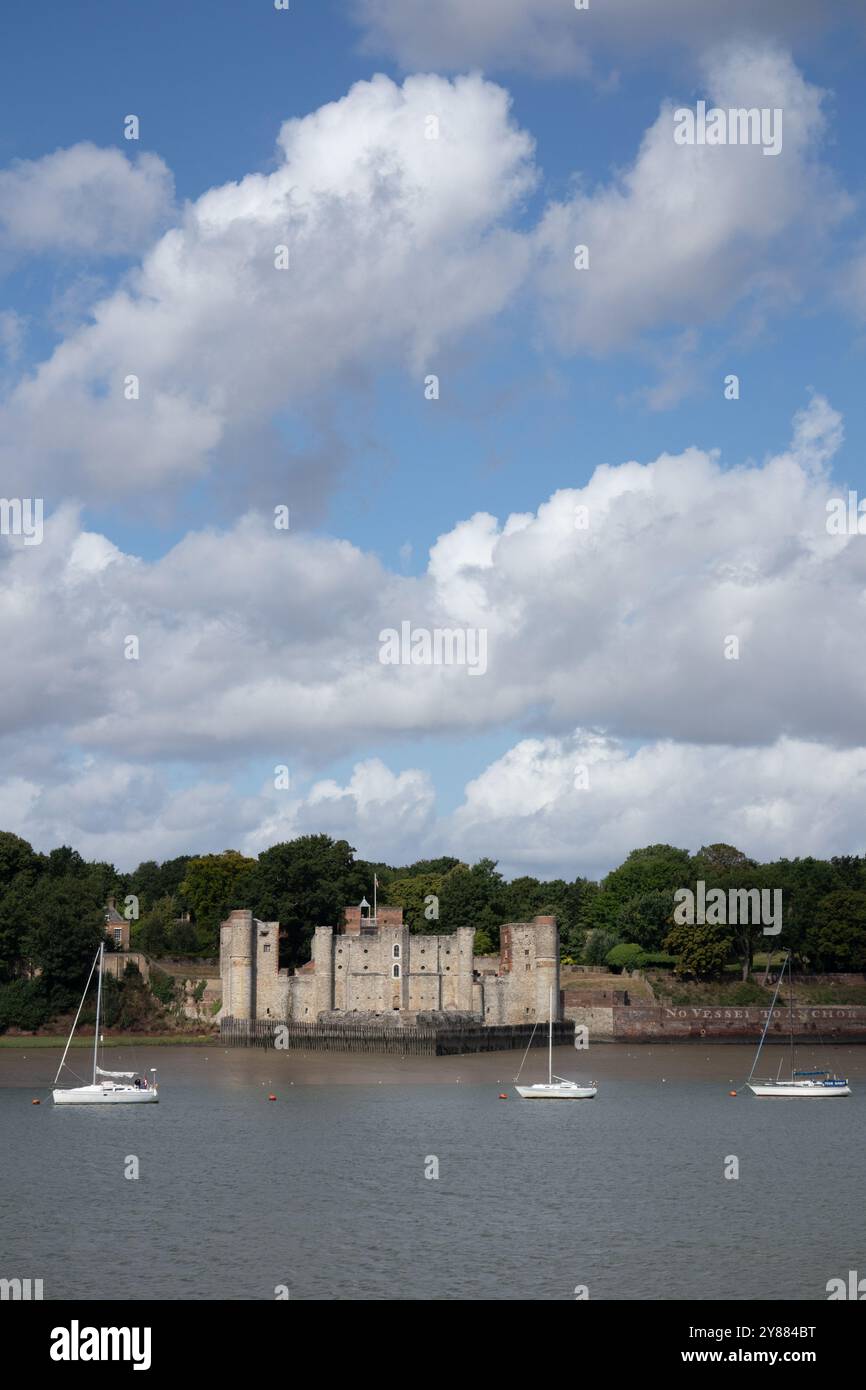 Barche ormeggiate nel fiume Medway con il castello di Upton sui fiumi che costeggiano Chatham Kent, Inghilterra Foto Stock