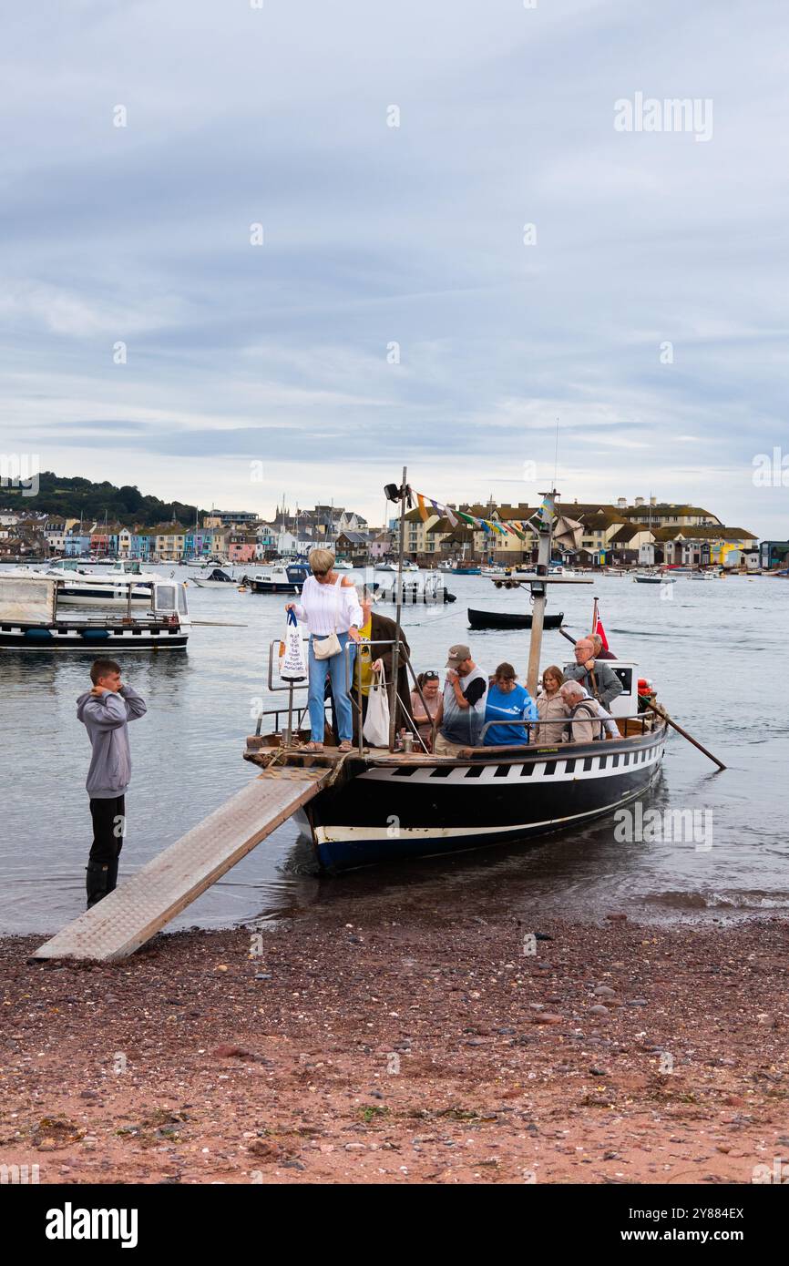 I passeggeri che lasciano il traghetto a Sheldon, di fronte a Teignmouth, Devon meridionale, Inghilterra Foto Stock