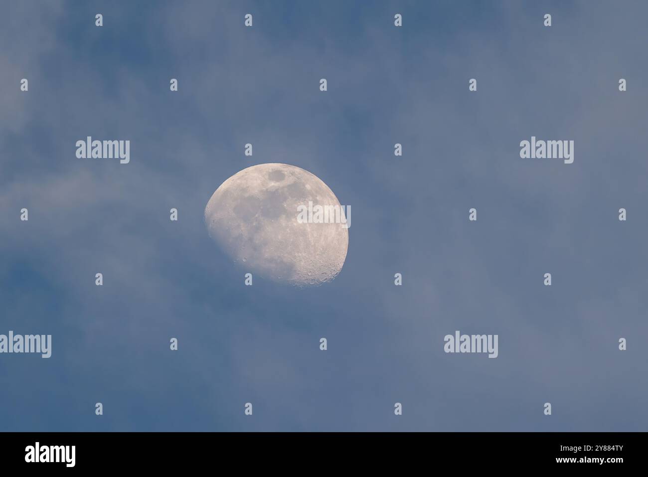 Mezza luna (primo quarto). Copia spazio. Foto Stock