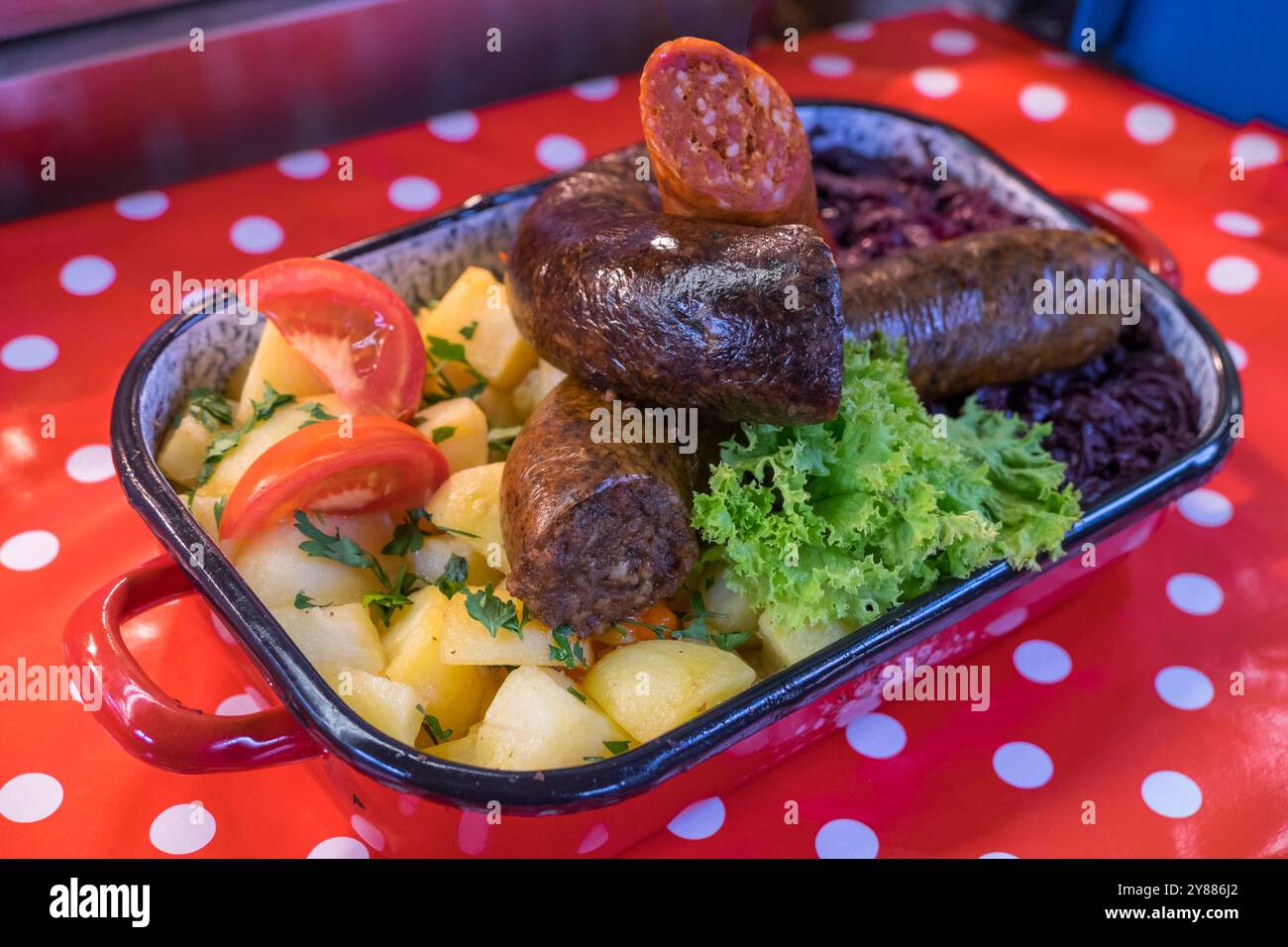 Stufato ungherese con patate, chorizo ​​and salsiccia di sangue Foto Stock
