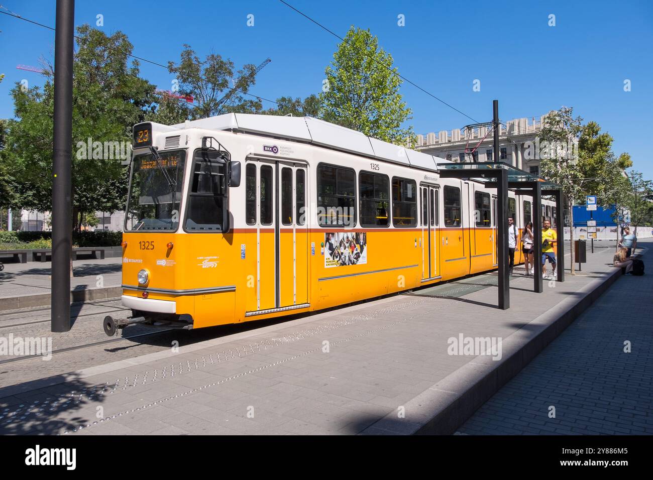 Fermata del tram nel centro urbano della città di Budapest, Ungheria Foto Stock