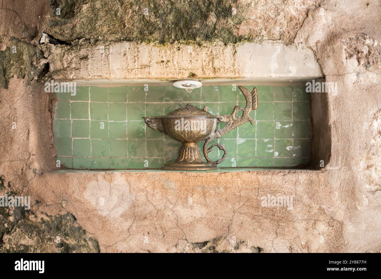Una vecchia teiera marocchina di ottone, in mostra a Marrakech, in Marocco. Foto Stock