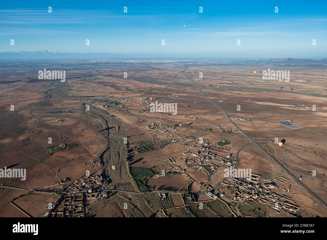 Ammira da una mongolfiera la terra rurale intorno a Marrakech, Marocco, Nord Africa. Si possono vedere altri palloncini. Foto Stock