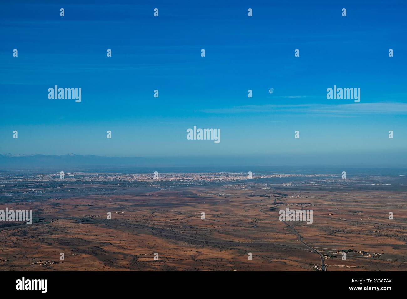 Ammira da una mongolfiera la terra rurale intorno a Marrakech, Marocco, nord Africa. Si possono vedere altre mongolfiere, così come la città di Marrakech Foto Stock