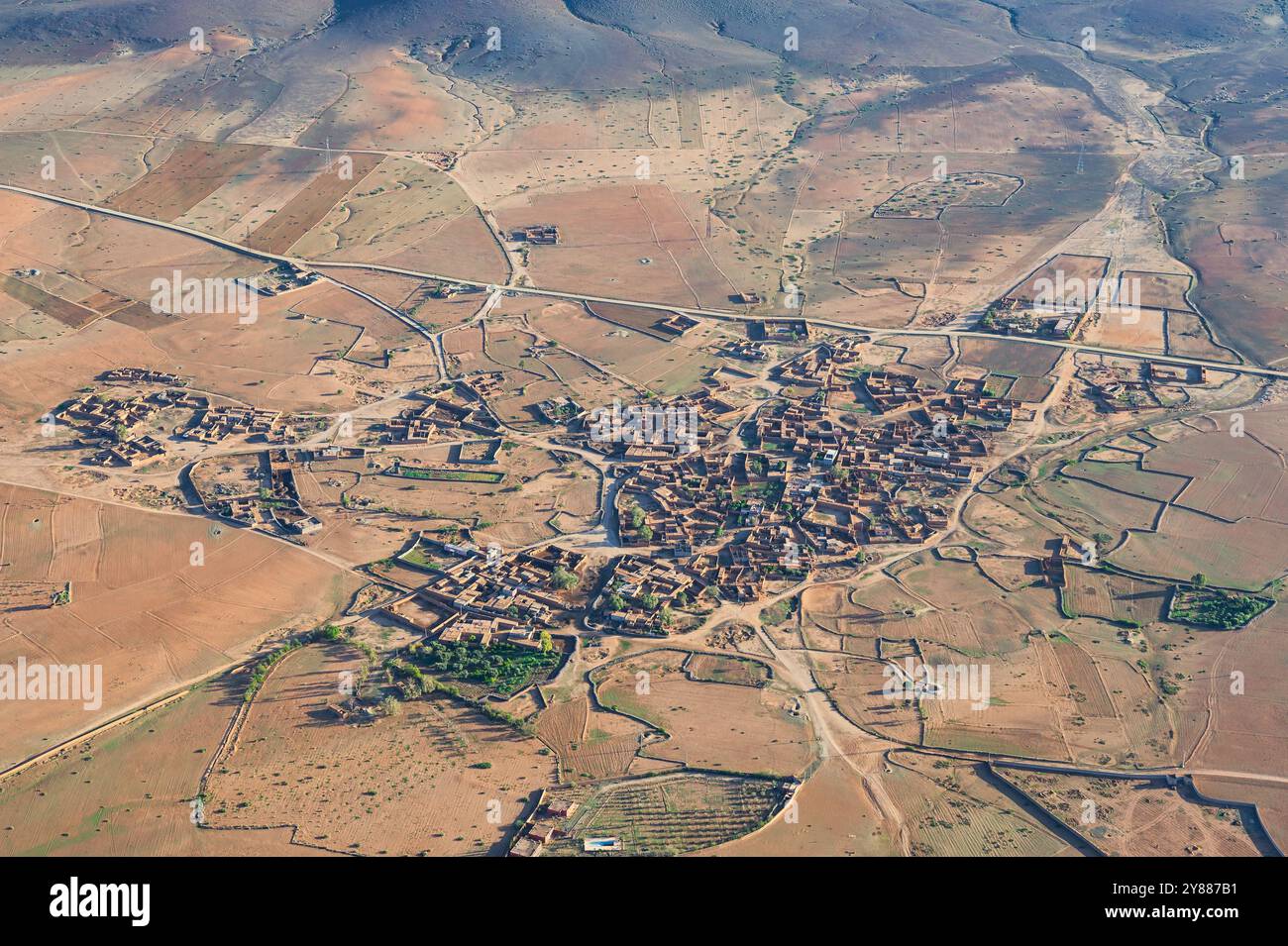 La vista da una mongolfiera di un villaggio nel deserto vicino a Marrakech, Marocco all'alba Foto Stock