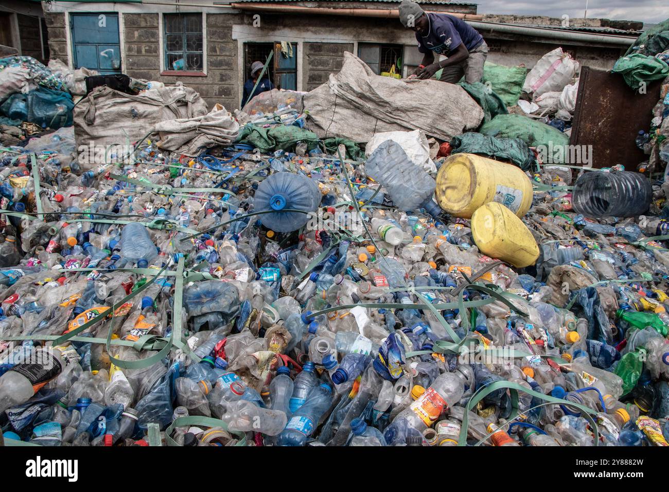 Nakuru, Kenya. 3 ottobre 2024. Si vede un lavoratore lavorare in un centro di riciclaggio della plastica a Nakuru. In vista del ciclo finale di negoziati per un trattato globale sulle materie plastiche a Busan, Corea del Sud, previsto per novembre 2024, il Kenya ha aderito a un gruppo di 57 paesi noti come High Ambition Coalition to End Plastic Pollution, impegnati a creare un trattato globale giuridicamente vincolante entro la fine dell'anno. (Foto di James Wakibia/SOPA Images/Sipa USA) credito: SIPA USA/Alamy Live News Foto Stock