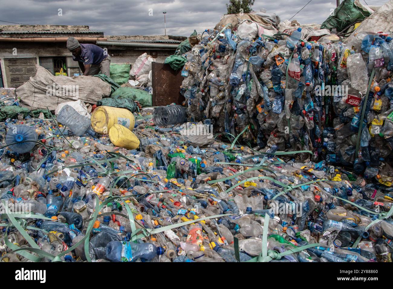 Nakuru, Kenya. 3 ottobre 2024. Si vede un lavoratore lavorare in un centro di riciclaggio della plastica a Nakuru. In vista del ciclo finale di negoziati per un trattato globale sulle materie plastiche a Busan, Corea del Sud, previsto per novembre 2024, il Kenya ha aderito a un gruppo di 57 paesi noti come High Ambition Coalition to End Plastic Pollution, impegnati a creare un trattato globale giuridicamente vincolante entro la fine dell'anno. (Foto di James Wakibia/SOPA Images/Sipa USA) credito: SIPA USA/Alamy Live News Foto Stock