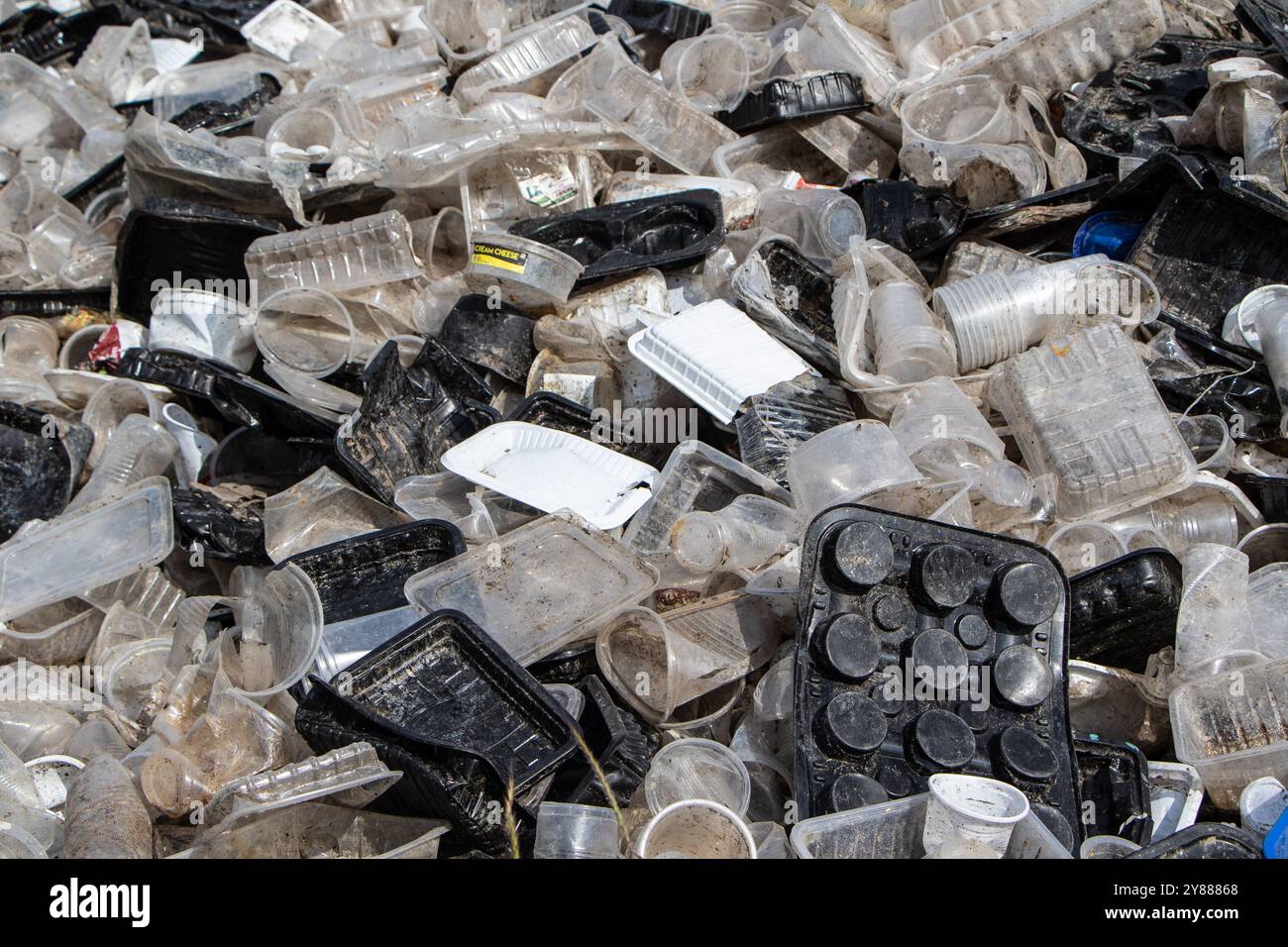 Nakuru, Kenya. 3 ottobre 2024. I rifiuti di plastica sono visibili presso il centro di riciclaggio di Nakuru. In vista del ciclo finale di negoziati per un trattato globale sulle materie plastiche a Busan, Corea del Sud, previsto per novembre 2024, il Kenya ha aderito a un gruppo di 57 paesi noti come High Ambition Coalition to End Plastic Pollution, impegnati a creare un trattato globale giuridicamente vincolante entro la fine dell'anno. (Foto di James Wakibia/SOPA Images/Sipa USA) credito: SIPA USA/Alamy Live News Foto Stock