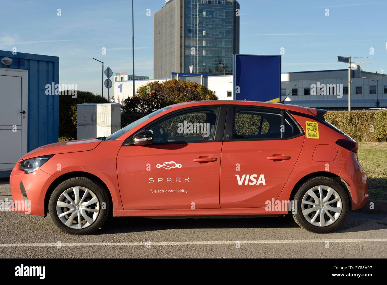 Orange Opel corsa-e per Spark Electric Car Sharing Scheme a Sofia Bulgaria, Europa orientale, Balcani, UE Foto Stock