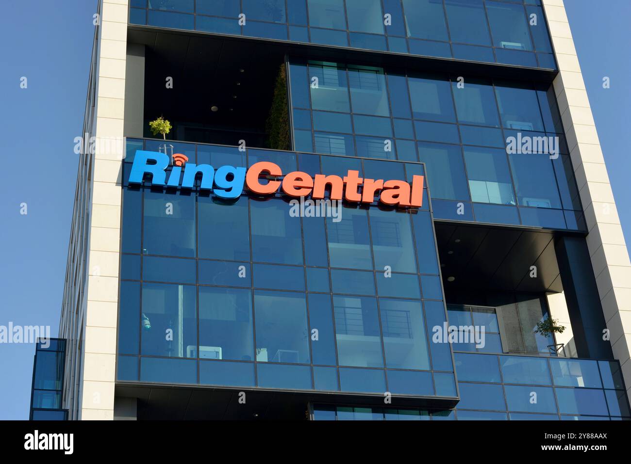 Logo e firma dei servizi di comunicazione basati su cloud di RingCentral sull'edificio di vetro della Space Tower a Sofia, Bulgaria, Europa orientale, Balcani, UE Foto Stock