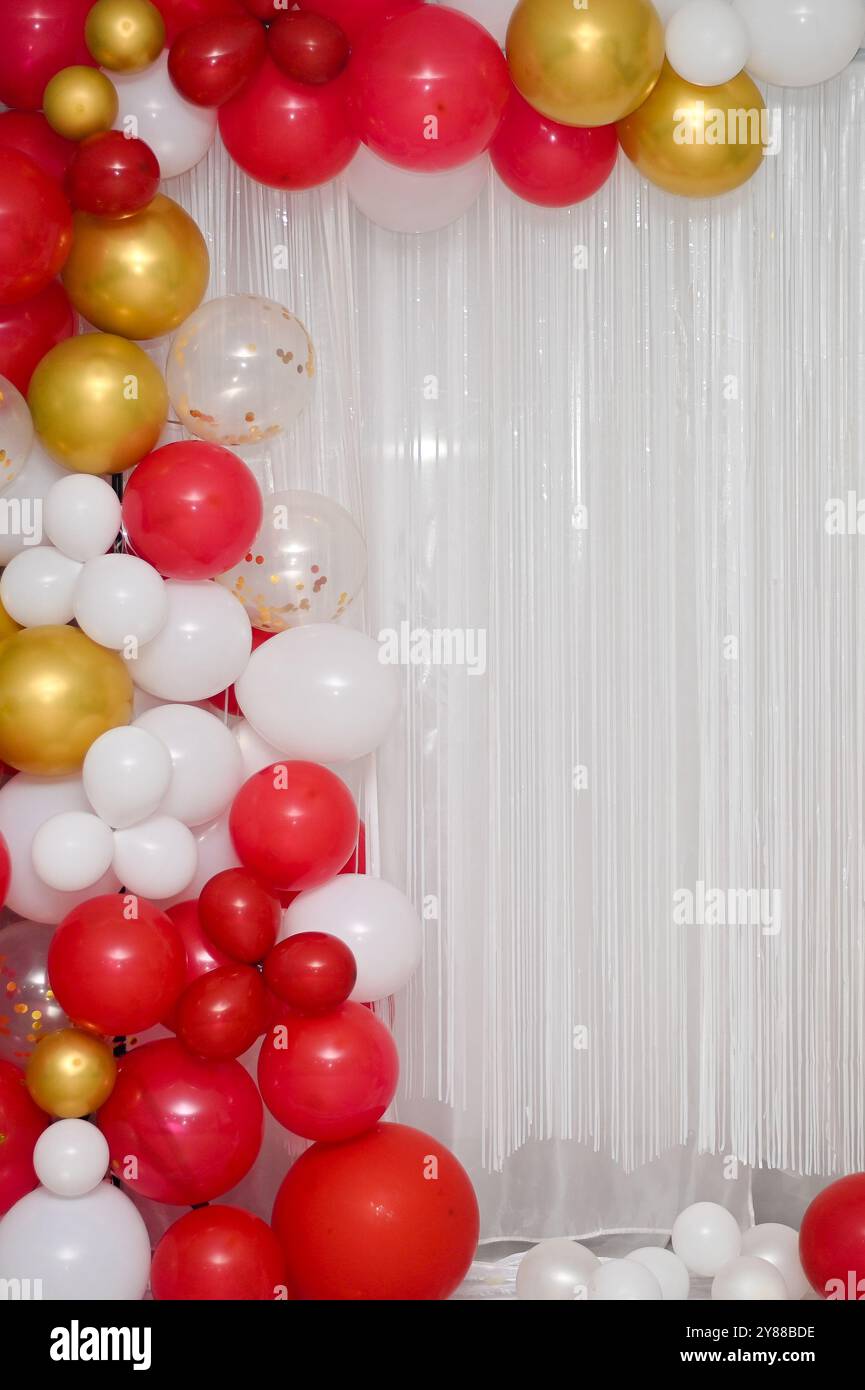 Palline colorate luminose sullo sfondo di una tenda bianca. palloncini per decorare feste di compleanno, matrimoni o striscioni. zona foto con spp. copia Foto Stock