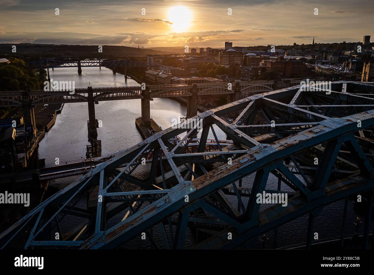 Vista dall'alto del Tyne Bridge Newcastle al tramonto, guardando verso est lungo il fiume fino agli altri ponti Foto Stock