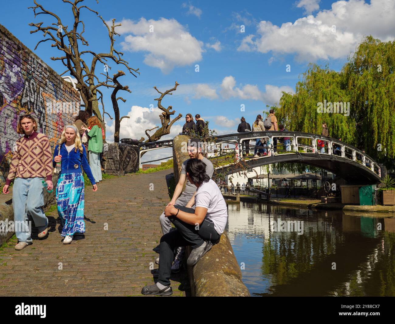 Persone che attraversano il ponte sul Regent's Canal a Camden Town Market, Londra, Regno Unito Foto Stock