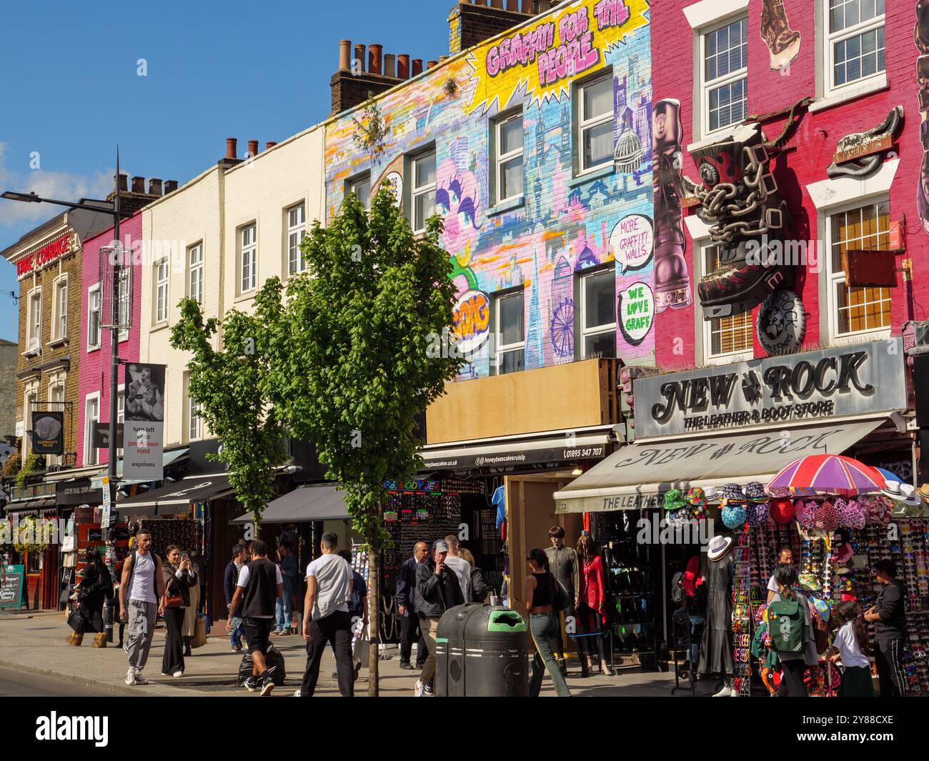 Negozi sulla trafficata strada principale di Camden Town, Londra, Regno Unito Foto Stock