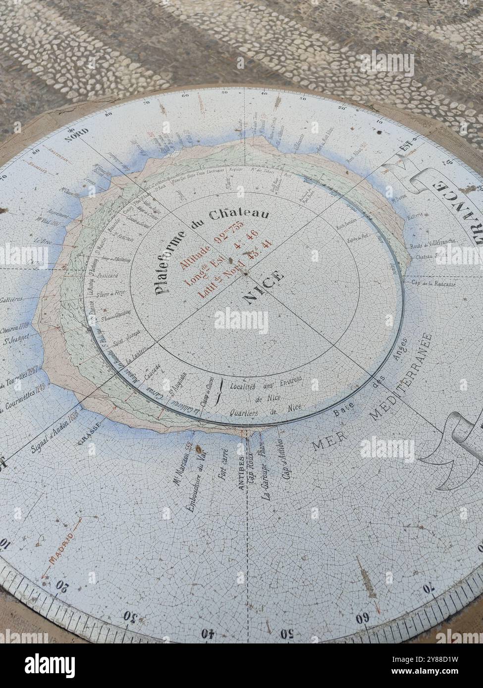 Una mappa astrologica viene mostrata presso un famoso punto di riferimento culturale che mette in risalto arte e scienza Foto Stock