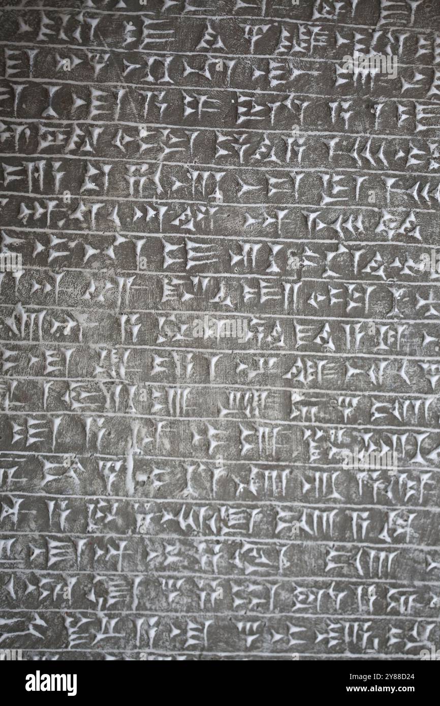 Intricate iscrizioni cuneiformi sumero-accadiche incise in argilla, che rivelano storie di antiche civiltà e dei loro contributi alla scrittura e alla ricostruzione Foto Stock