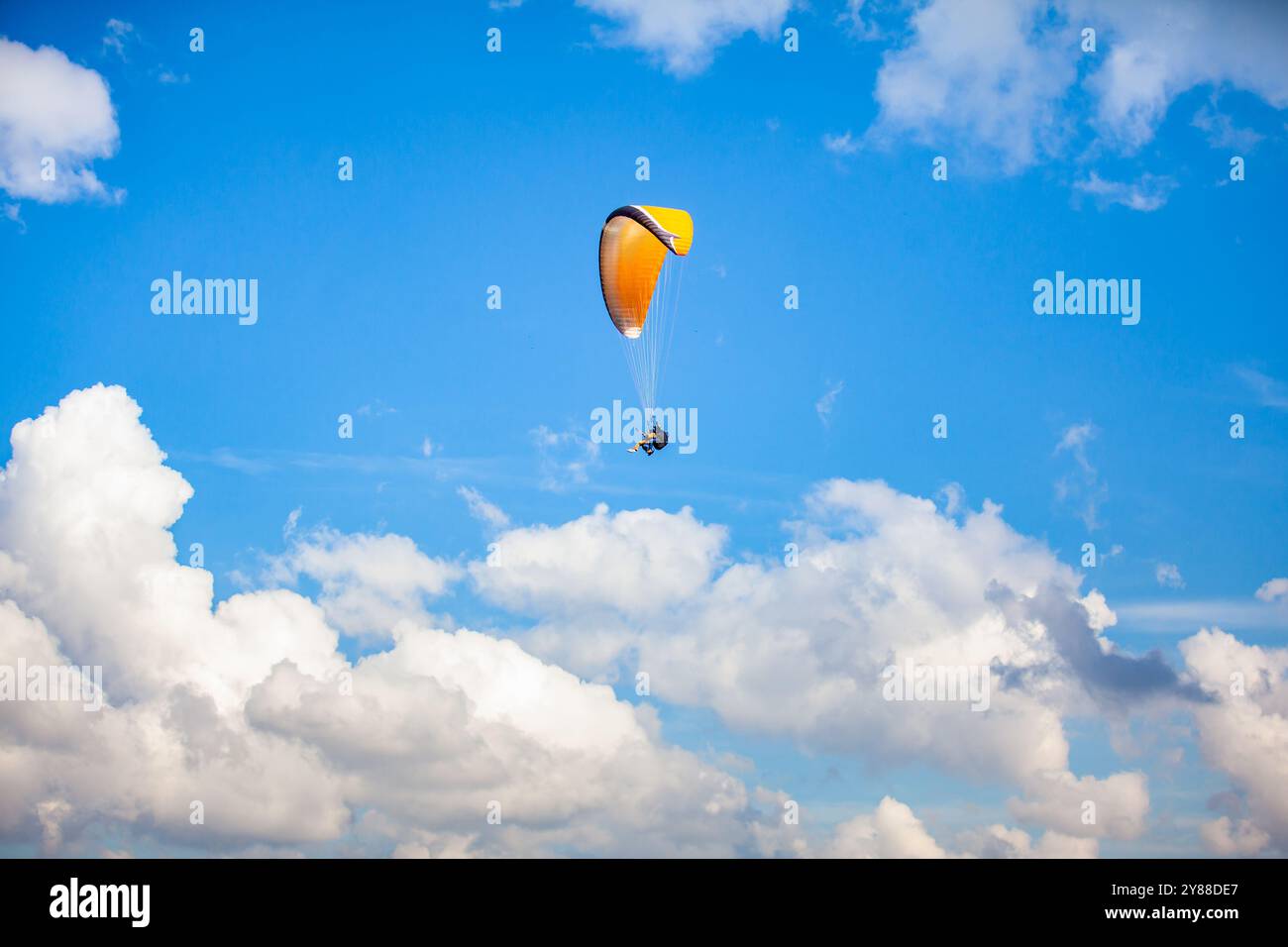 Persone che navigano in parapendio sulle splendide montagne del dipartimento di Antioquia in Colombia. Parapendio tandem. Concetto di sport estremi. Foto Stock