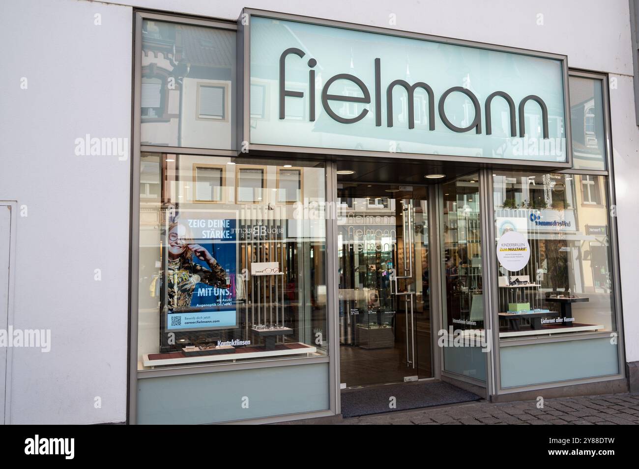 , Deutschland, Rheinland-Pfalz, Speyer, 02.10.2024, Die Fielmann-Filiale an der Maximilianstrasse in Speyer mit ihrer modernen Schaufenstergestaltung Foto Stock