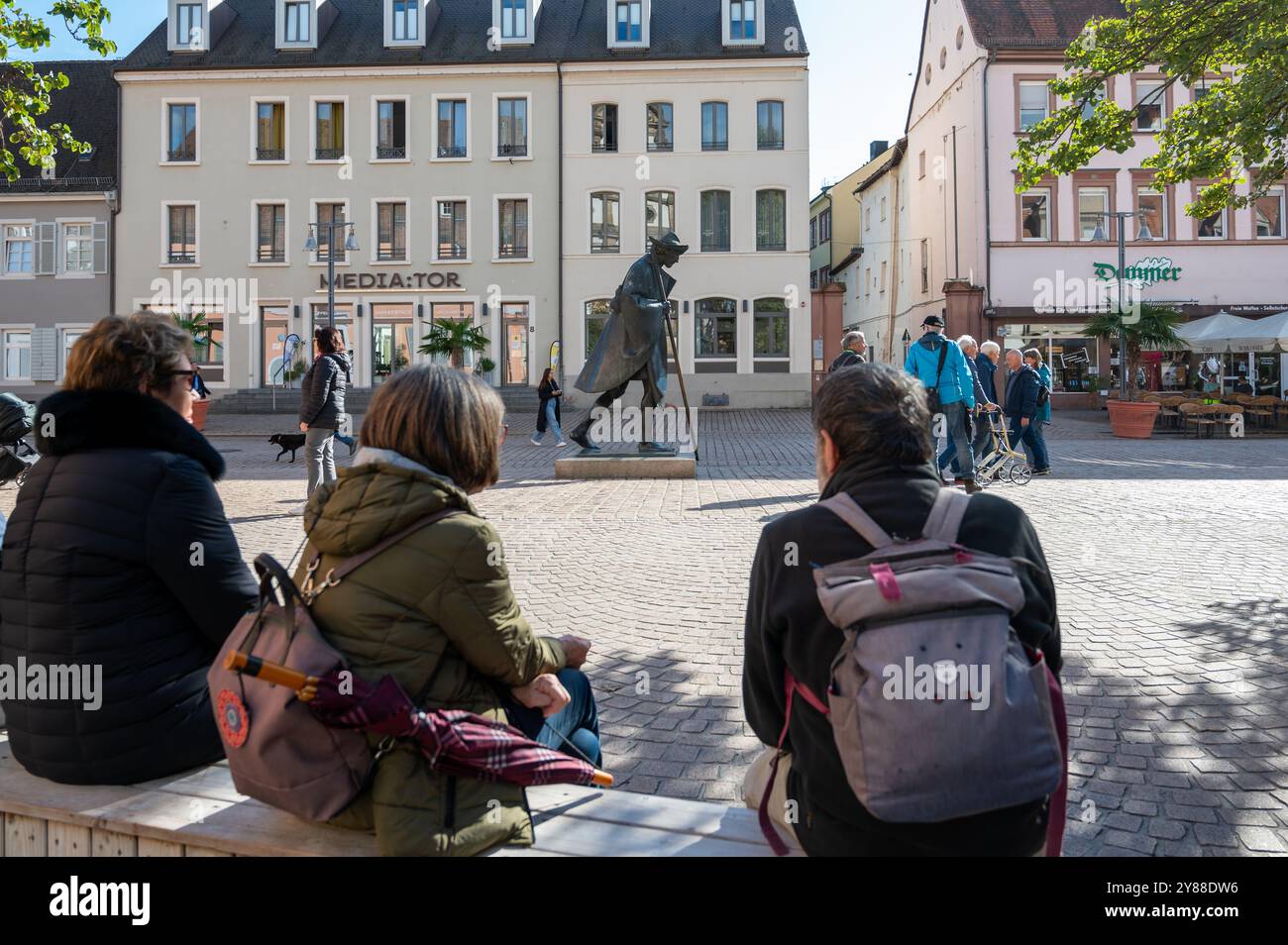 , Deutschland, Rheinland-Pfalz, Speyer, 02.10.2024, Wetter, Die Bronzestatue Der Pilger in Speyer auf der Maximilianstrasse, flankiert von Passanten u Foto Stock
