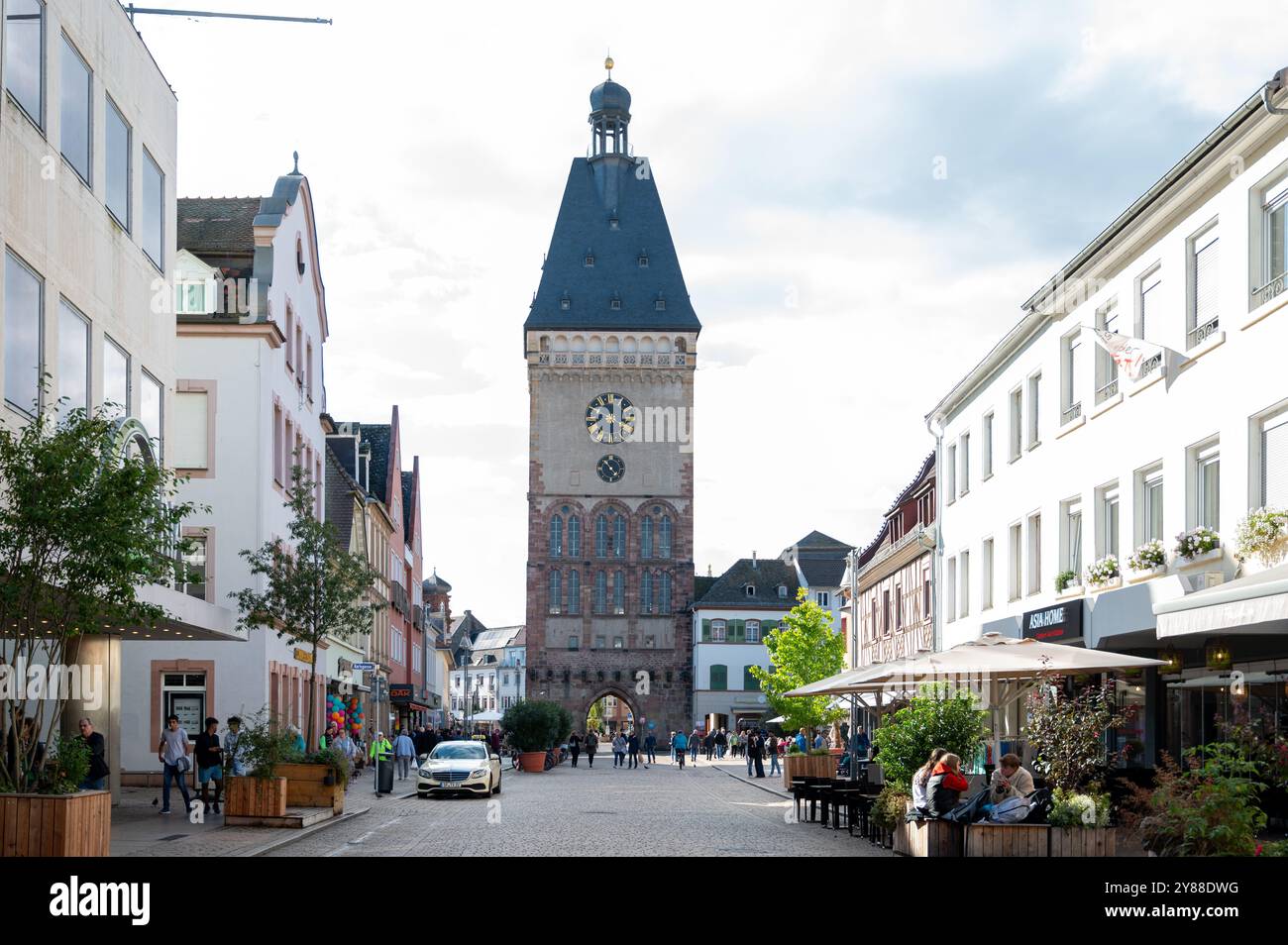 , Deutschland, Rheinland-Pfalz, Speyer, 02.10.2024, DAS Altpoertel a Speyer, umgeben von Geschaeften, cafes und Menschen, un einem sonnigen Tag in de Foto Stock