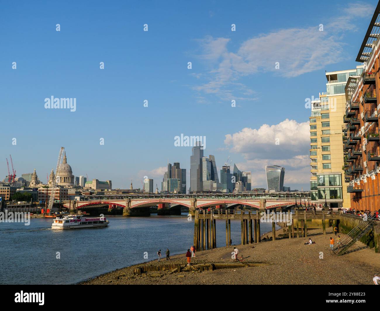Sponda del fiume Tamigi con la bassa marea con il Blackfriars Bridge e la City di Londra sullo sfondo, Regno Unito Foto Stock