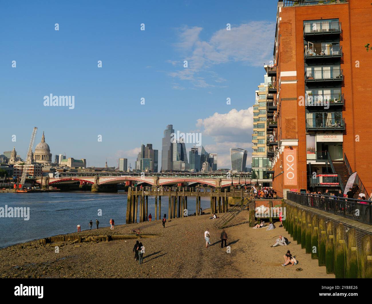Sponda del fiume Tamigi con la bassa marea con il Blackfriars Bridge e la City di Londra sullo sfondo, Regno Unito Foto Stock