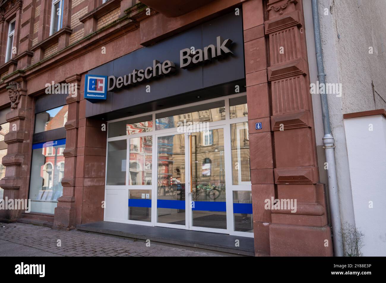 , Deutschland, Rheinland-Pfalz, Speyer, 02.10.2024, Die Fassade der Deutschen Bank in Speyer mit EC-Geldautomat und Spiegelscheiben, Die umliegende G. Foto Stock