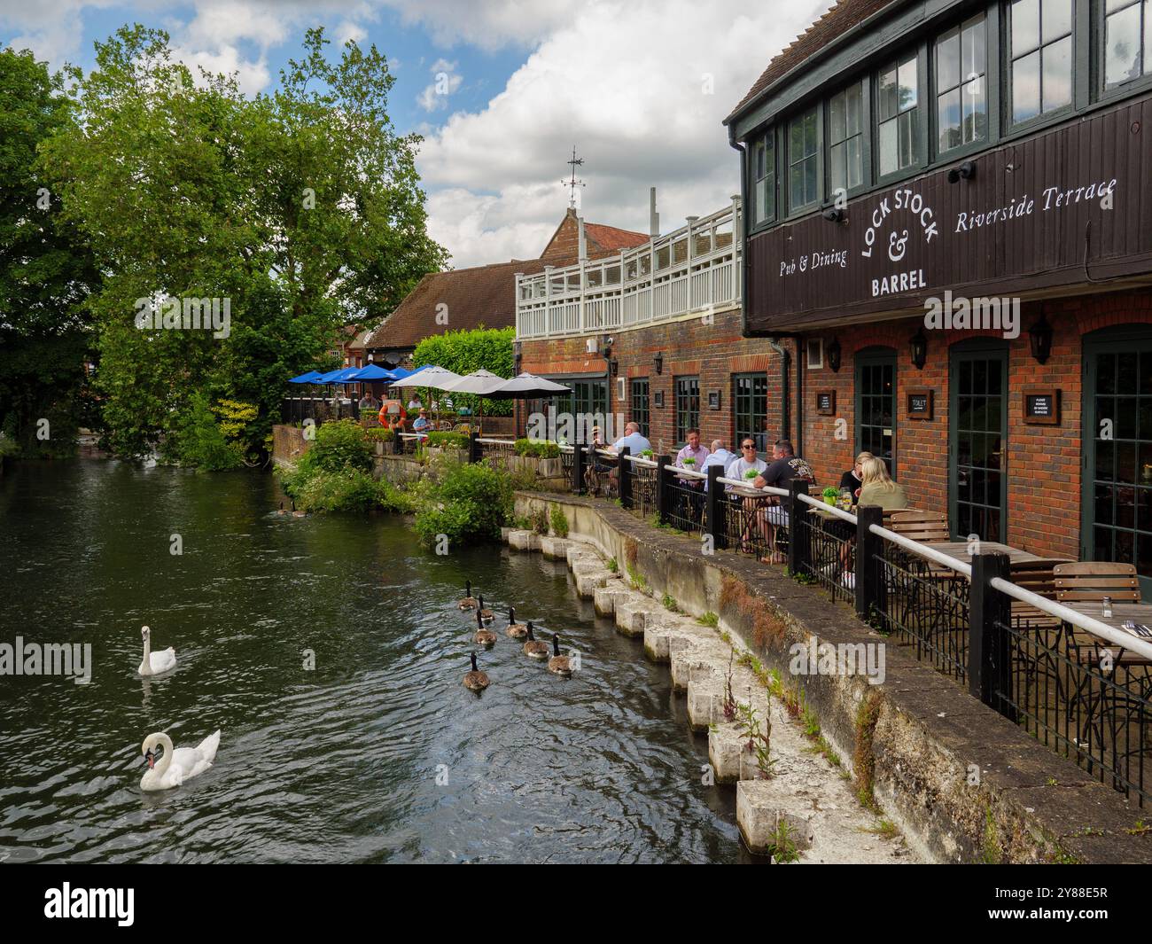 The Lock Stock and Barrel pub accanto al fiume Kennet, Newbury, West Berkshire, Inghilterra, Regno Unito Foto Stock