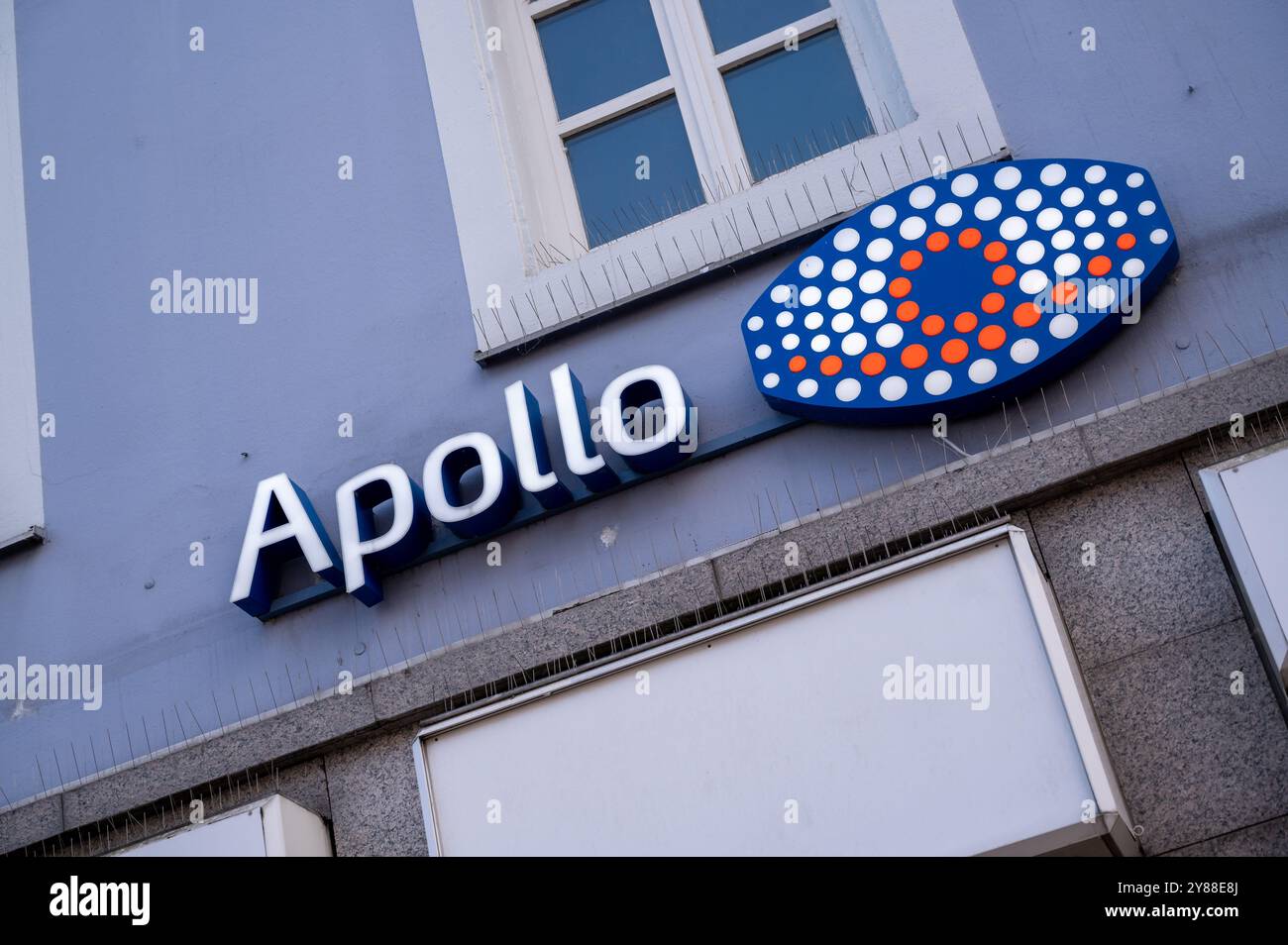 , Deutschland, Rheinland-Pfalz, Speyer, 02.10.2024, Die Aussenansicht eines Apollo Optik Stores a Speyer, mit einem markanten blauen und orangen Log Foto Stock