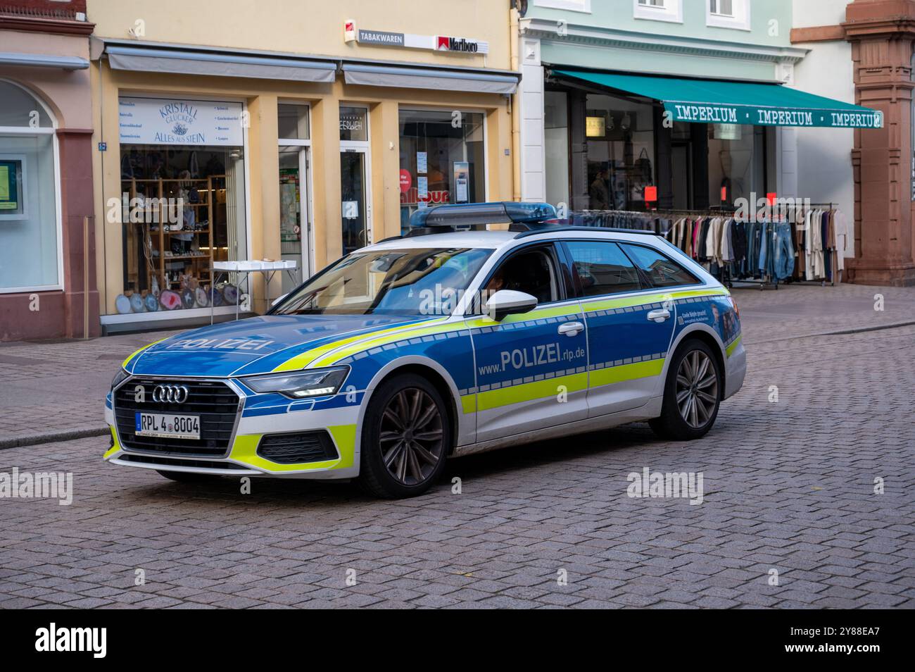 , Deutschland, Rheinland-Pfalz, Speyer, 02.10.2024, Ein Polizeiwagen der rheinland-pfaelzischen Polizei in einer Fussgaengerzone. Foto Stock