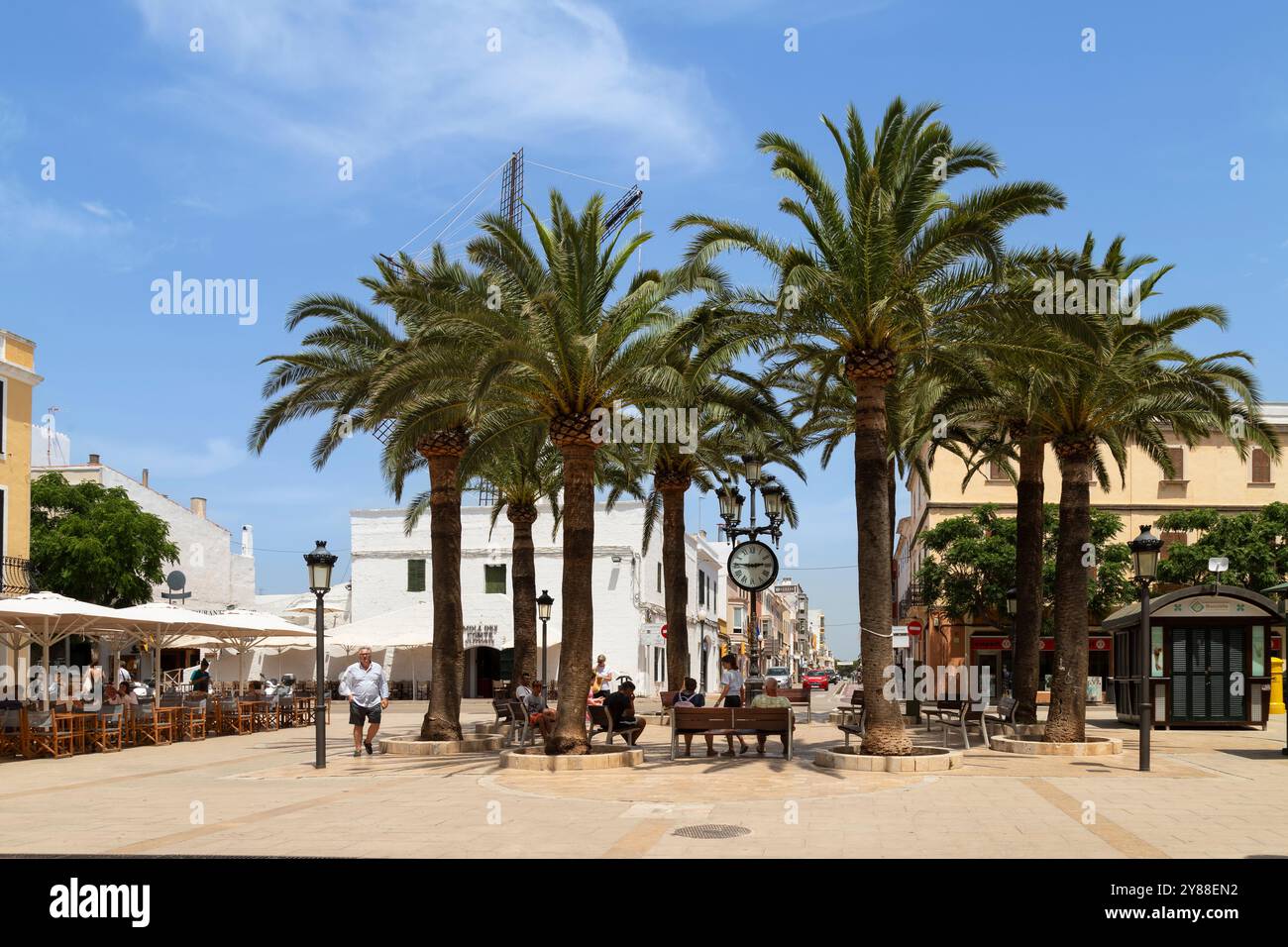 Plaza de Alfonso III o Plaza de las palmeras a Ciutadella de Menorca. Foto Stock