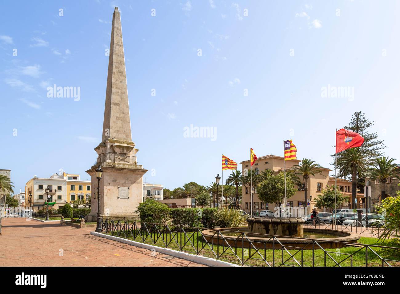 Obelisco a Plaza des Born a Ciutadella de Menorca per commemorare la distruzione ottomana. Foto Stock