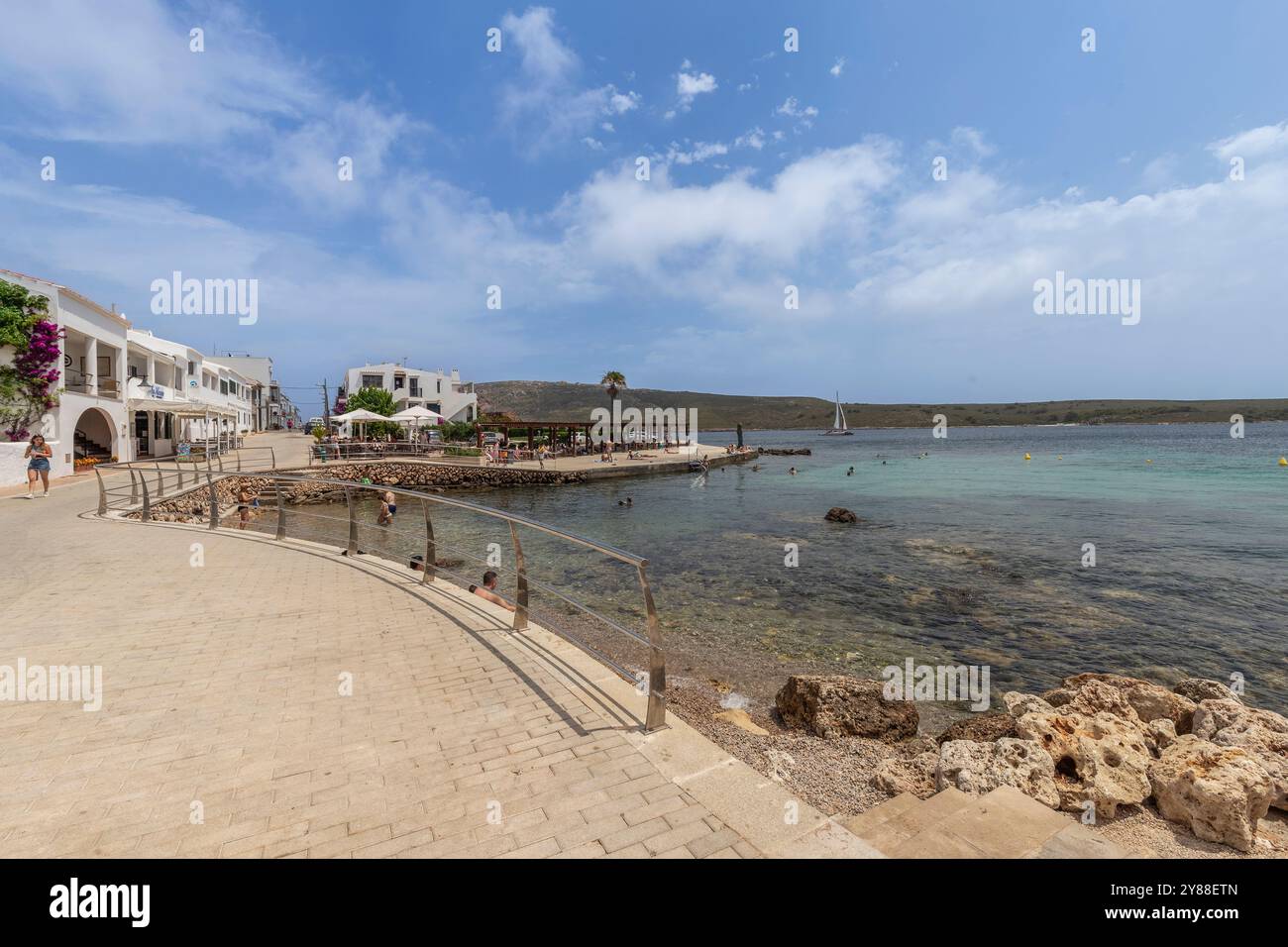 Boulevard nella pittoresca cittadina di Fornells sull'isola spagnola di Minorca. Foto Stock