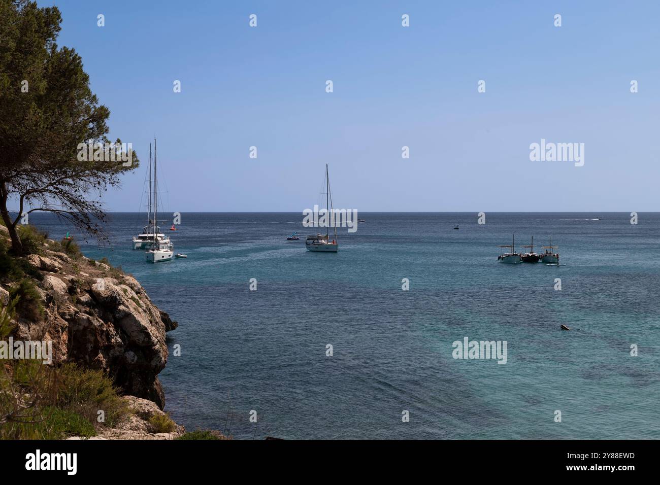 Baia di mare vicino alla località balneare di Cala Galdana a Minorca. Foto Stock