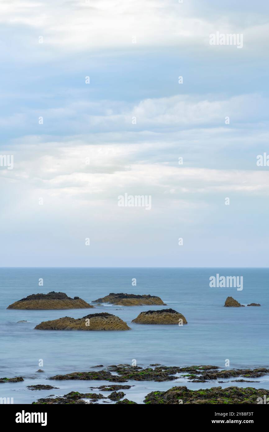 Benvoy Beach a Ballingorkagh, Irlanda - formazioni rocciose robuste e tranquillo Seascape Foto Stock