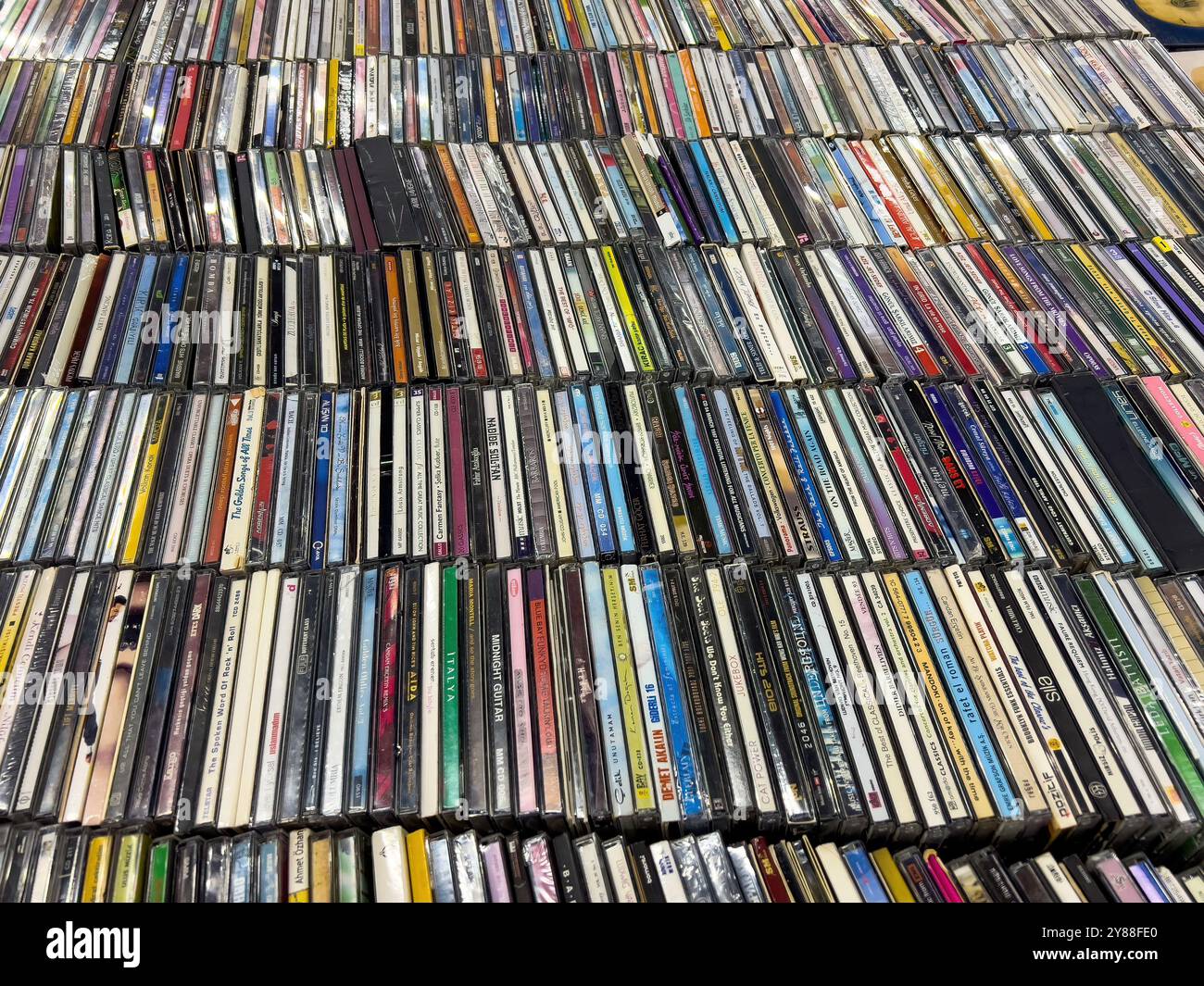 Istanbul, Turchia - 7 novembre 2021: Una raccolta di compact disc musicali in custodie di plastica, disposti ordinatamente su uno scaffale. I CD presentano un mix di album e V Foto Stock