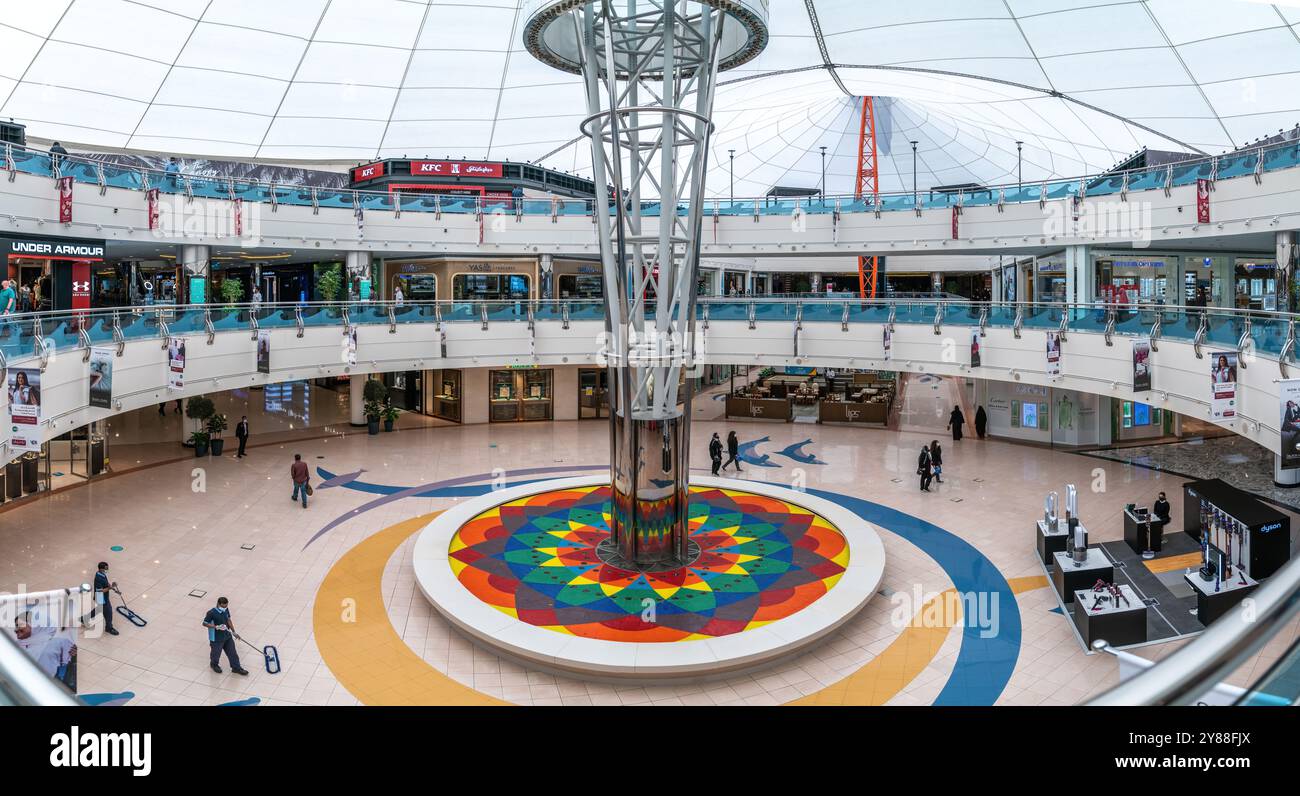 Abu Dhabi, Emirati Arabi Uniti - 14 febbraio 2022: Interno del Marina Mall, un importante centro commerciale e di intrattenimento ad Abu Dhabi. Foto Stock