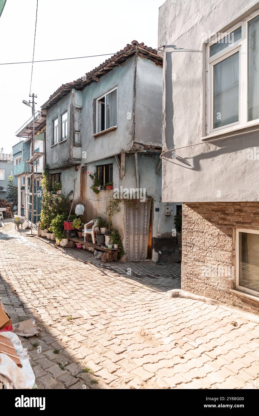 Tirilye, Turkiye - 29 SETTEMBRE 2024: Vista sulla strada da Tirilye, ex Zeytinbagi, un villaggio ben conservato vicino a Mudanya nella provincia di Bursa, Turkiye. Foto Stock