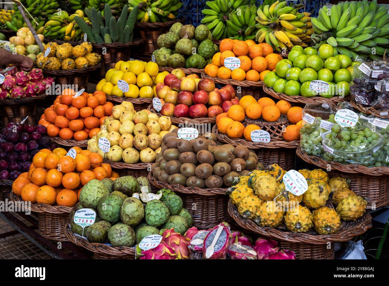Frutta e verdura fresche al famoso mercato - Mercado dos Lavradores, a Funchal, Madeira. Foto Stock