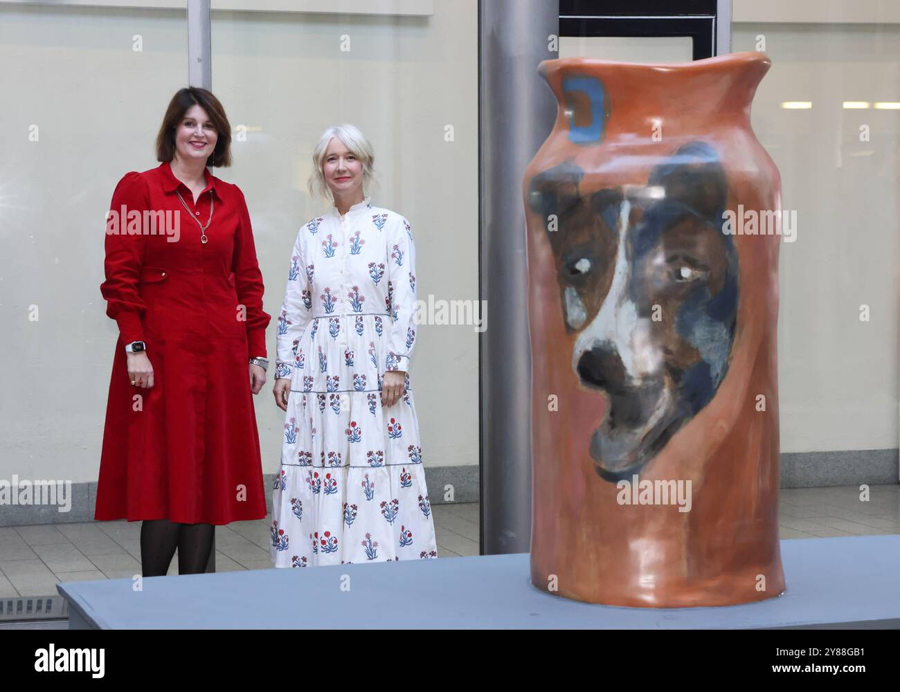 Londra, Regno Unito, 3 ottobre 2024. St Martin-in-the-Fields ha svelato il nuovo "Children's Plinth" nel Lightwell questa sera, 163 anni dopo la costruzione dei famosi "Four Plinths" in Trafalgar Square. Mila Punwar, 15 anni, ha creato la ceramica "The Dog Who Who Who Who Who Go to Space", le altre due opere vincenti sono "Autumn" di Harlow Sipe, nella categoria 5-7, e "creature" di Rawdah Bdeir, nella categoria 8-11. Sir Robert McAlpine, l'impresa di costruzioni ha sostenuto il progetto e all'evento di lancio hanno partecipato Onjali Q. Rauf e Justine Simons, vice sindaco di Londra per la cultura, industr creativo Foto Stock